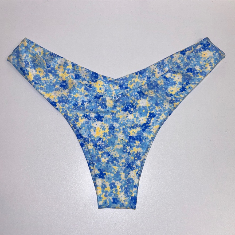 Kulani Kinis V Cheeky Bottoms